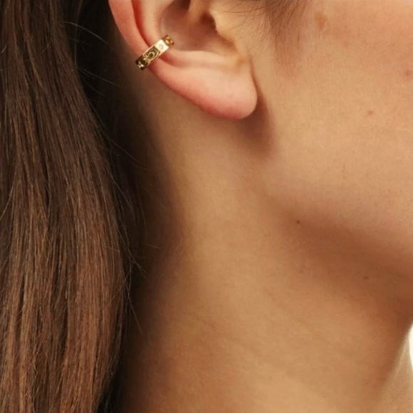 COACH SIGNATURE KISSING “C” EAR CUFF GOLDEN WITH CRYSTALS NEW IN PACKAGE - Picture 3 of 3